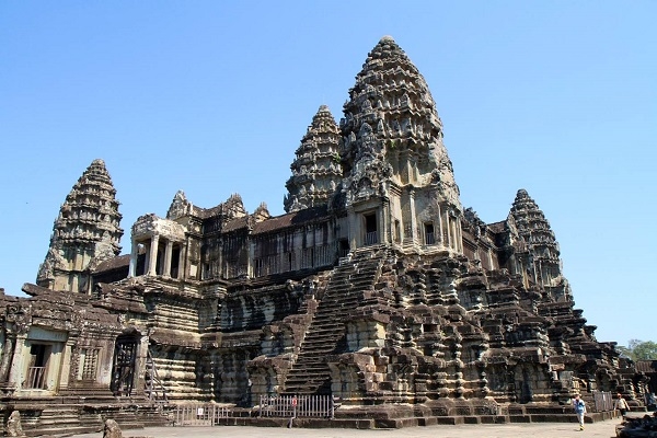 Đền Angkor Wat nổi tiếng với 5 tòa tháp khổng lồ