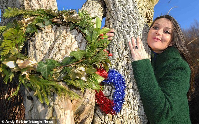 Người phụ nữ kết hôn với một cái cây &amp;quot;để bảo vệ môi trường&amp;quot; và họ sắp kỷ niệm 3 năm ngày cưới - Ảnh 3.