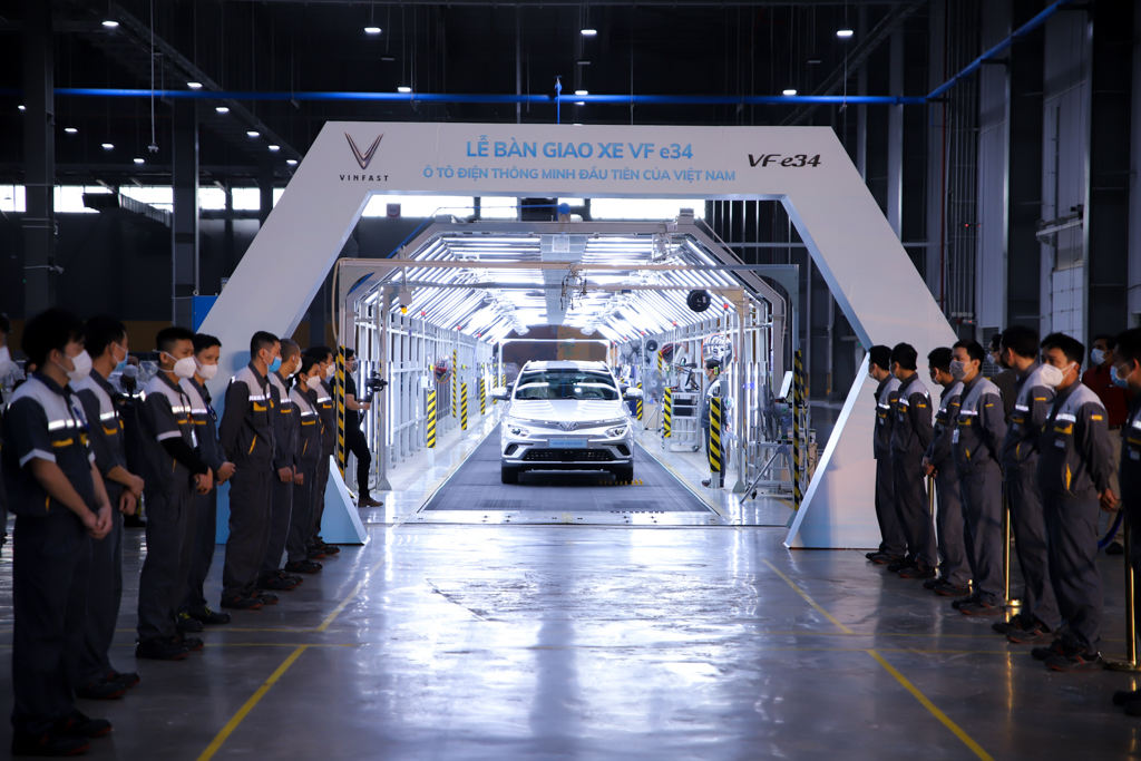 VinFast chính thức bàn giao ôtô điện đầu tiên đến khách hàng - Ảnh 1.