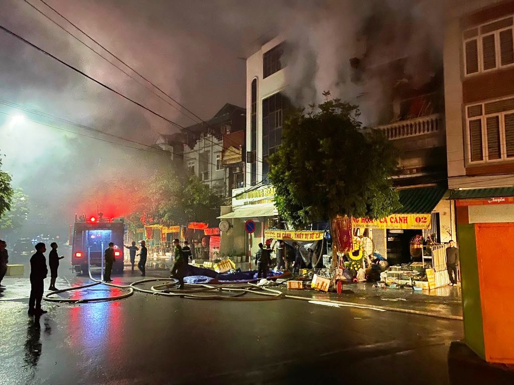 Thanh Hóa: Vụ cháy cửa hàng bán cá cảnh khiến vợ chồng và con nhỏ tử vong: Ngọn lửa bao chùm cùng với những tiếng nổ lớn - Ảnh 3.