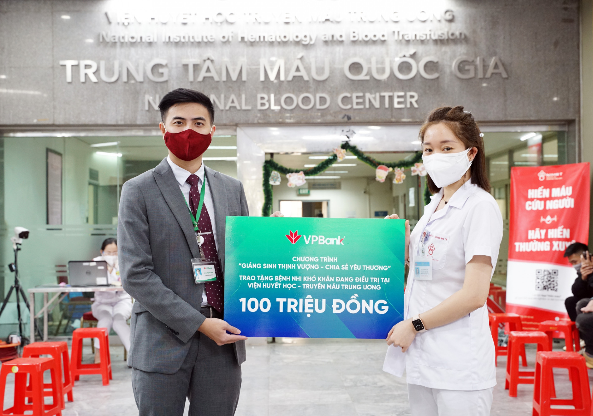VPBank trao tặng 100 triệu đồng, hỗ trợ bệnh nhi khó khăn tại Viện Huyết học và Truyền máu TW - Ảnh 1.