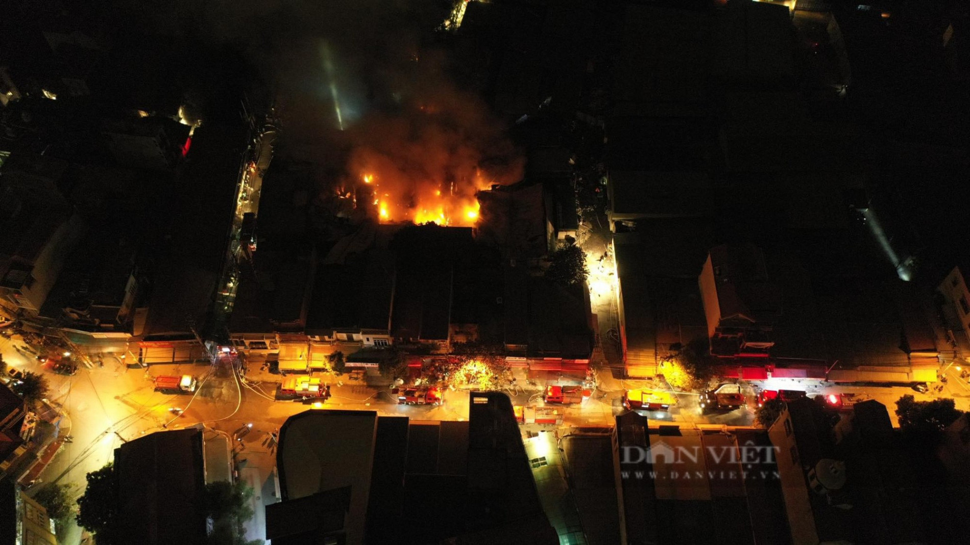 Hà Nội: Cháy cực lớn tại kho chứa vải chợ Ninh Hiệp, nhiều người đứng trước nguy cơ mất Tết - Ảnh 2.