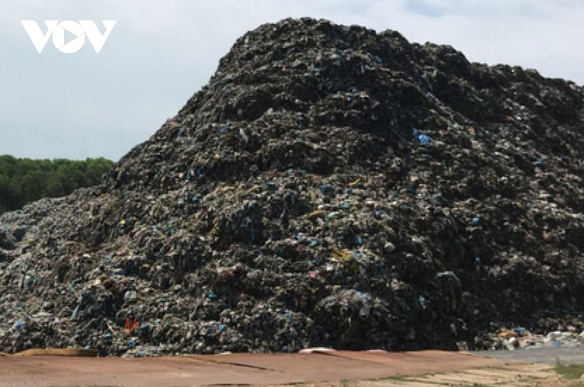 Dự án Nhà máy xử lý rác Phú Sơn chậm tiến độ, rác thải ùn ứ