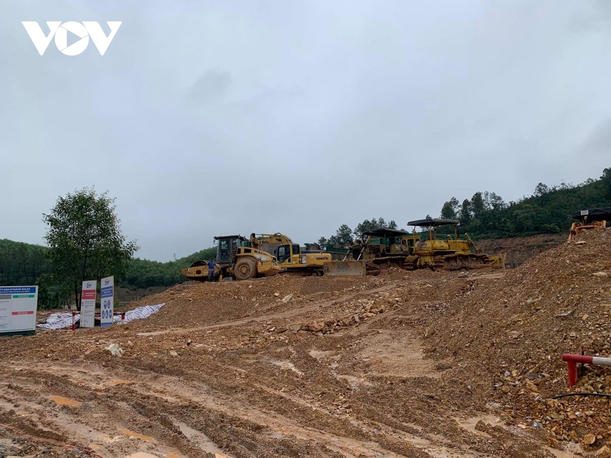 Dự án Nhà máy xử lý rác Phú Sơn chậm tiến độ, rác thải ùn ứ