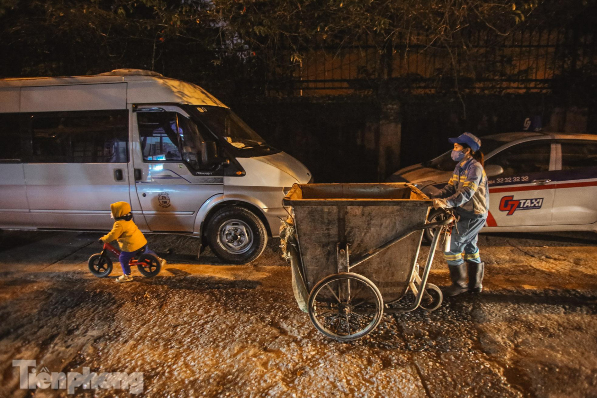 Bé trai 2 tuổi theo chân mẹ lao công đi gom rác trong đêm đông lạnh giá ảnh 3