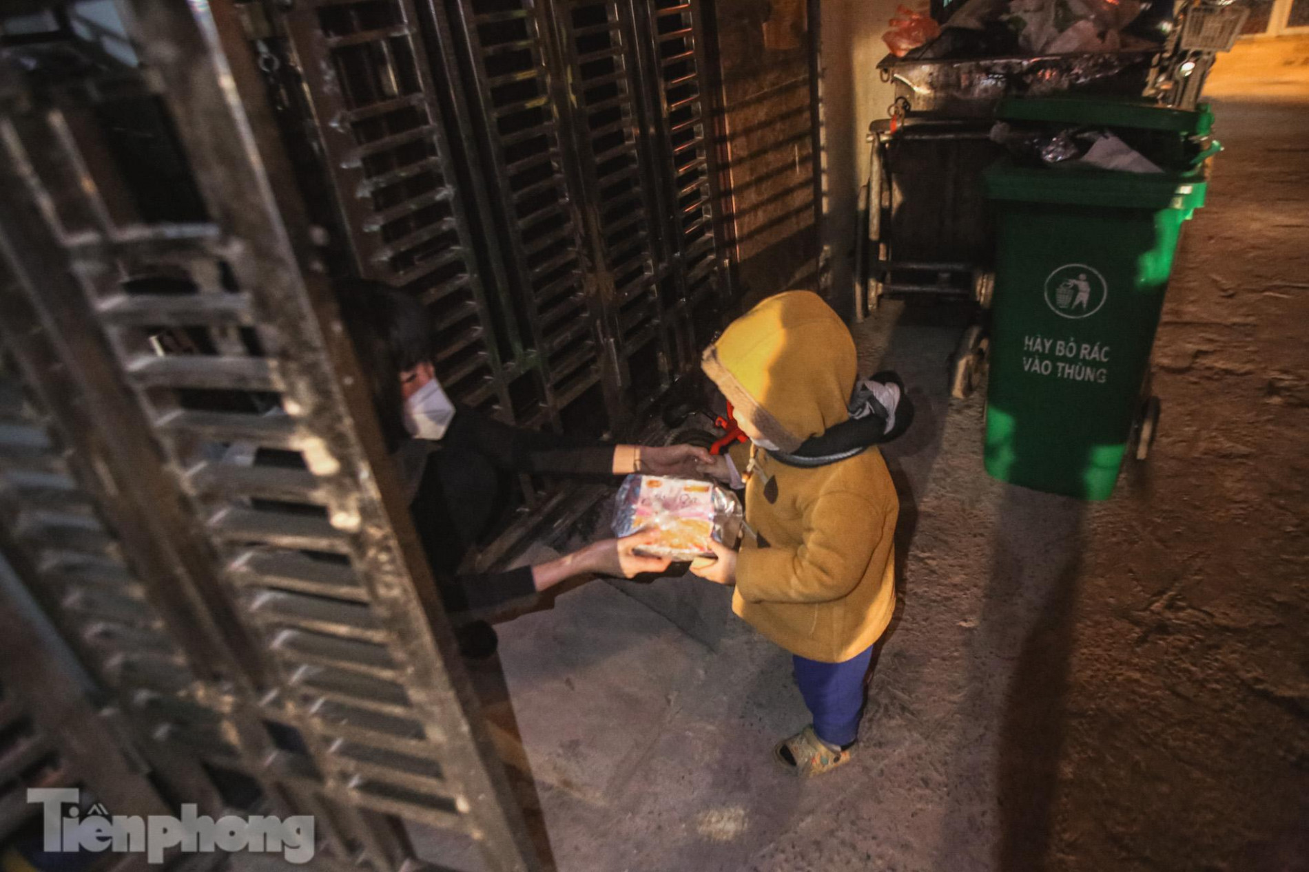 Bé trai 2 tuổi theo chân mẹ lao công đi gom rác trong đêm đông lạnh giá ảnh 6