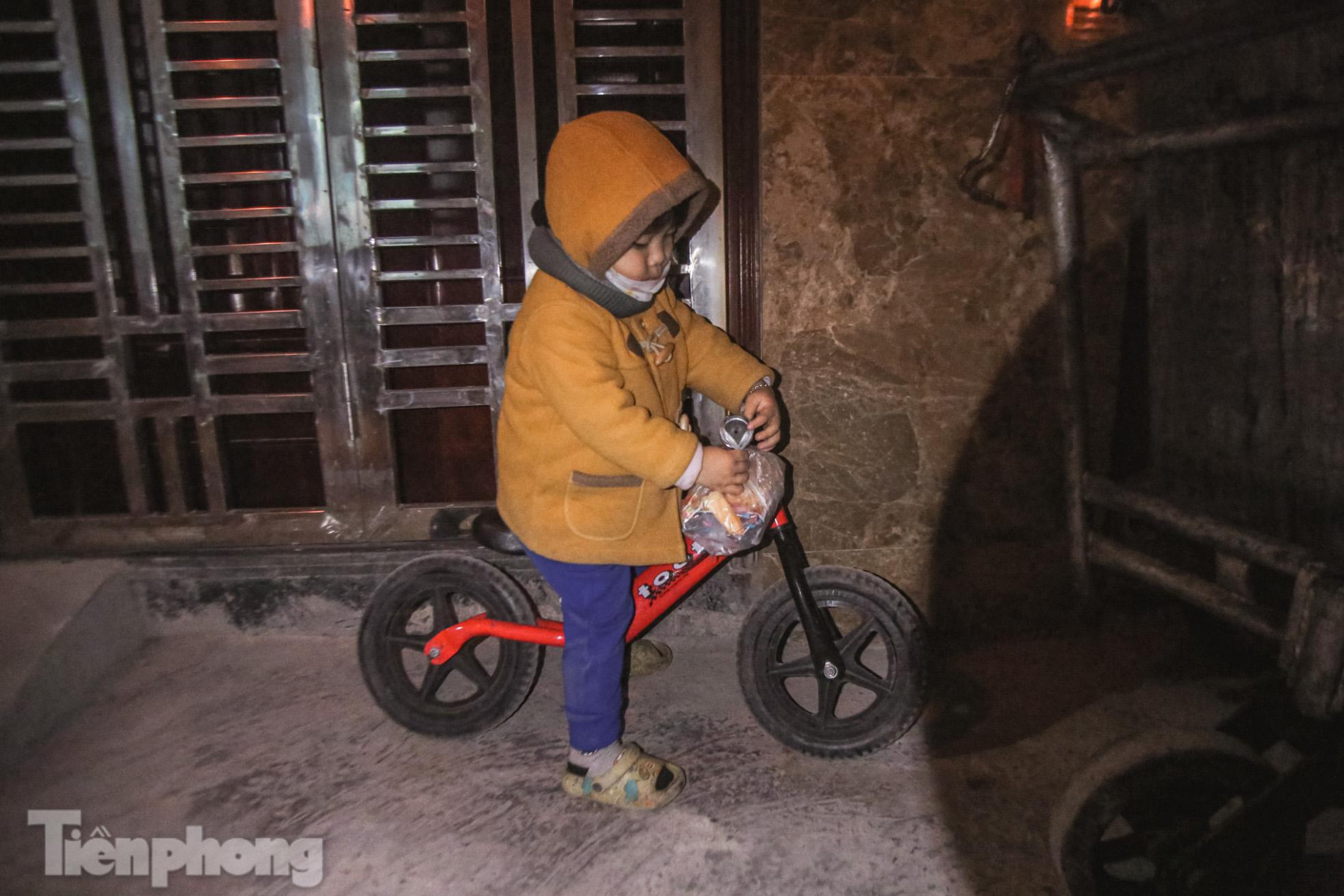 Bé trai 2 tuổi theo chân mẹ lao công đi gom rác trong đêm đông lạnh giá ảnh 7