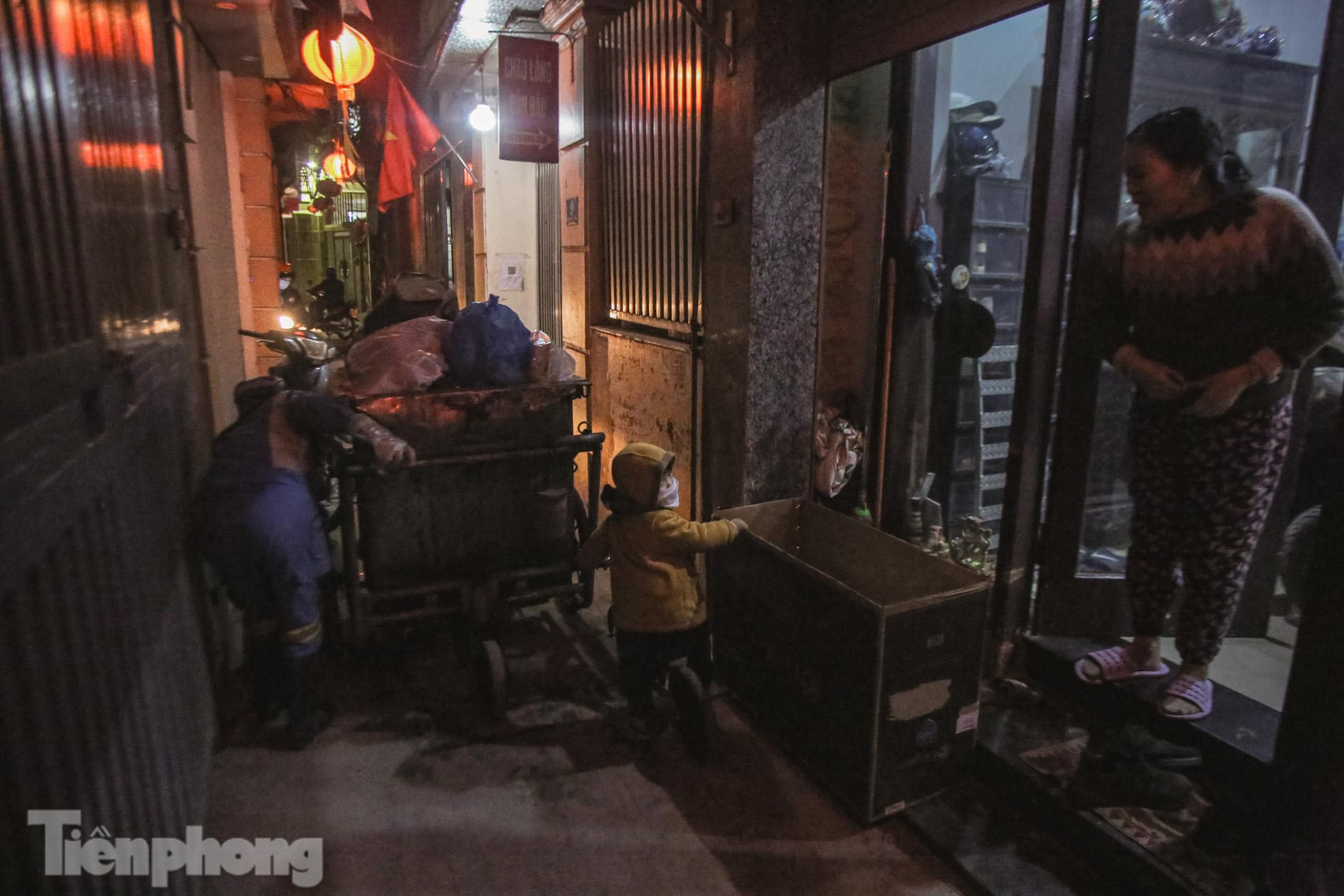 Bé trai 2 tuổi theo chân mẹ lao công đi gom rác trong đêm đông lạnh giá ảnh 9