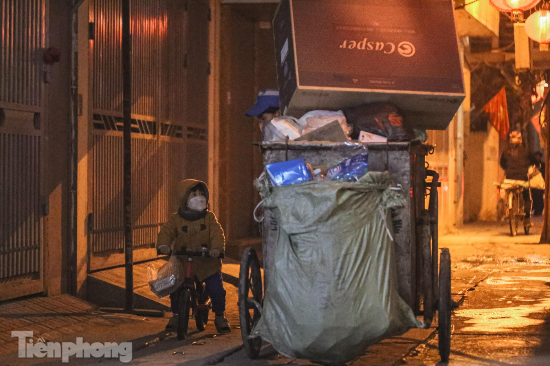 Bé trai 2 tuổi theo chân mẹ lao công đi gom rác trong đêm đông lạnh giá ảnh 10