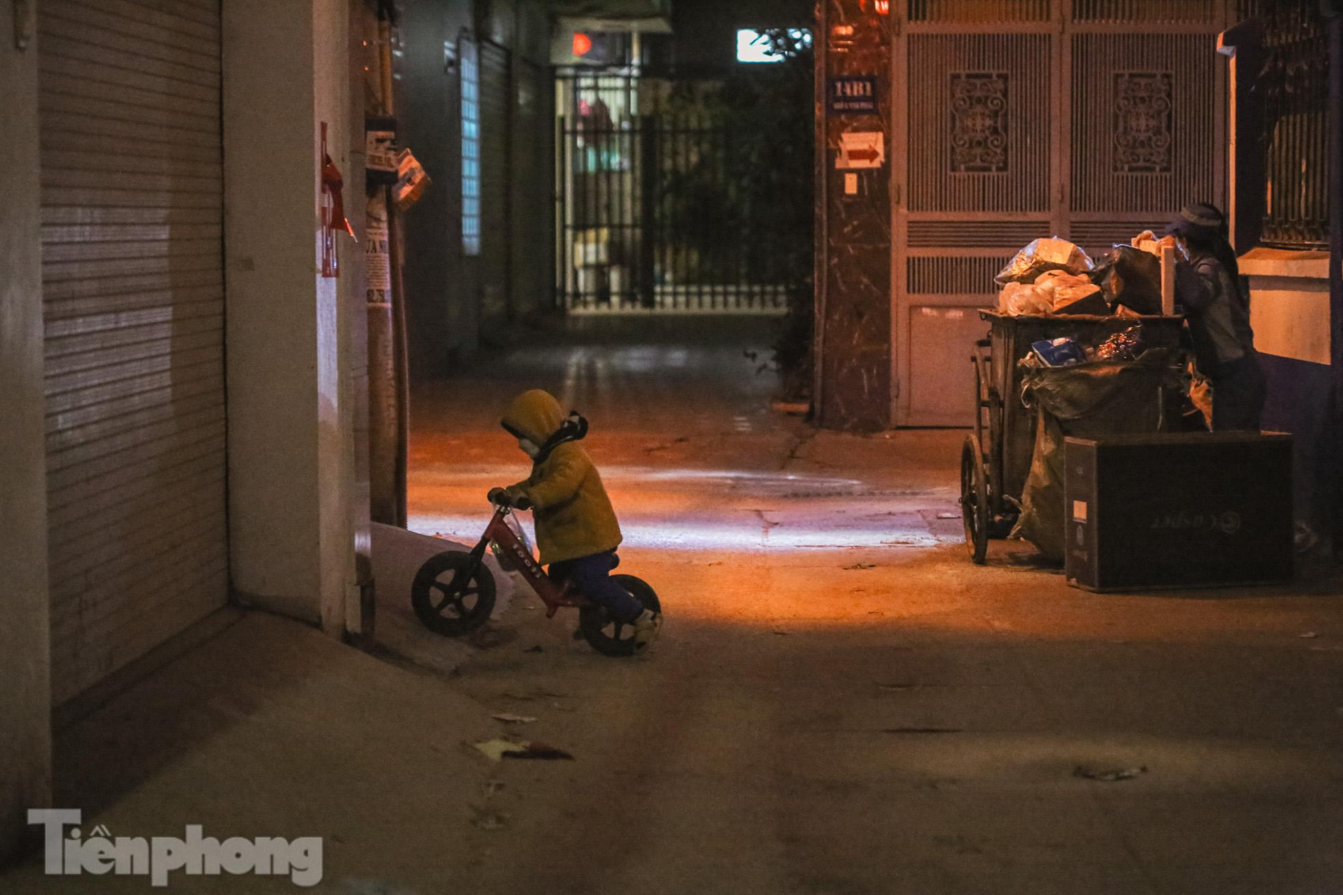 Bé trai 2 tuổi theo chân mẹ lao công đi gom rác trong đêm đông lạnh giá ảnh 11