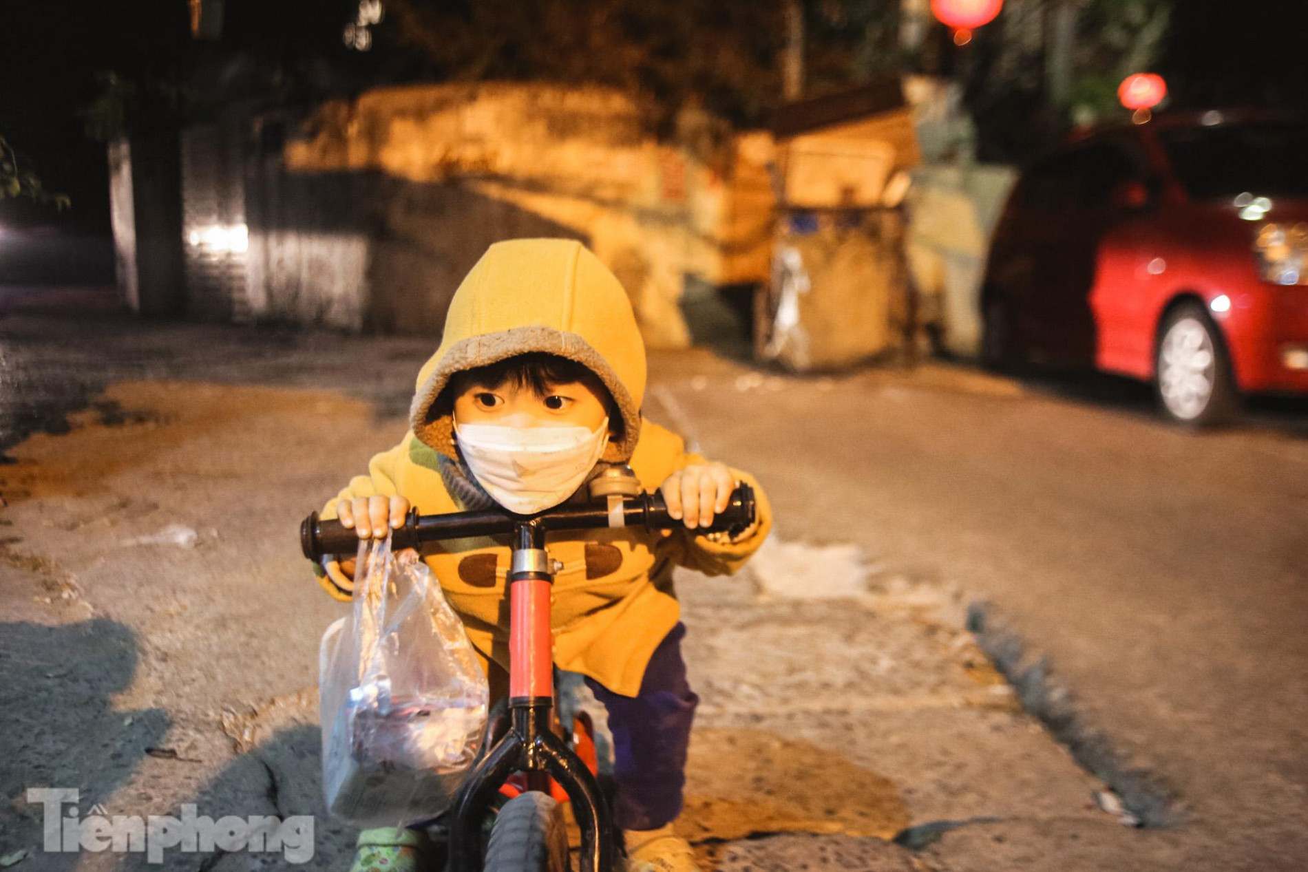 Bé trai 2 tuổi theo chân mẹ lao công đi gom rác trong đêm đông lạnh giá ảnh 12