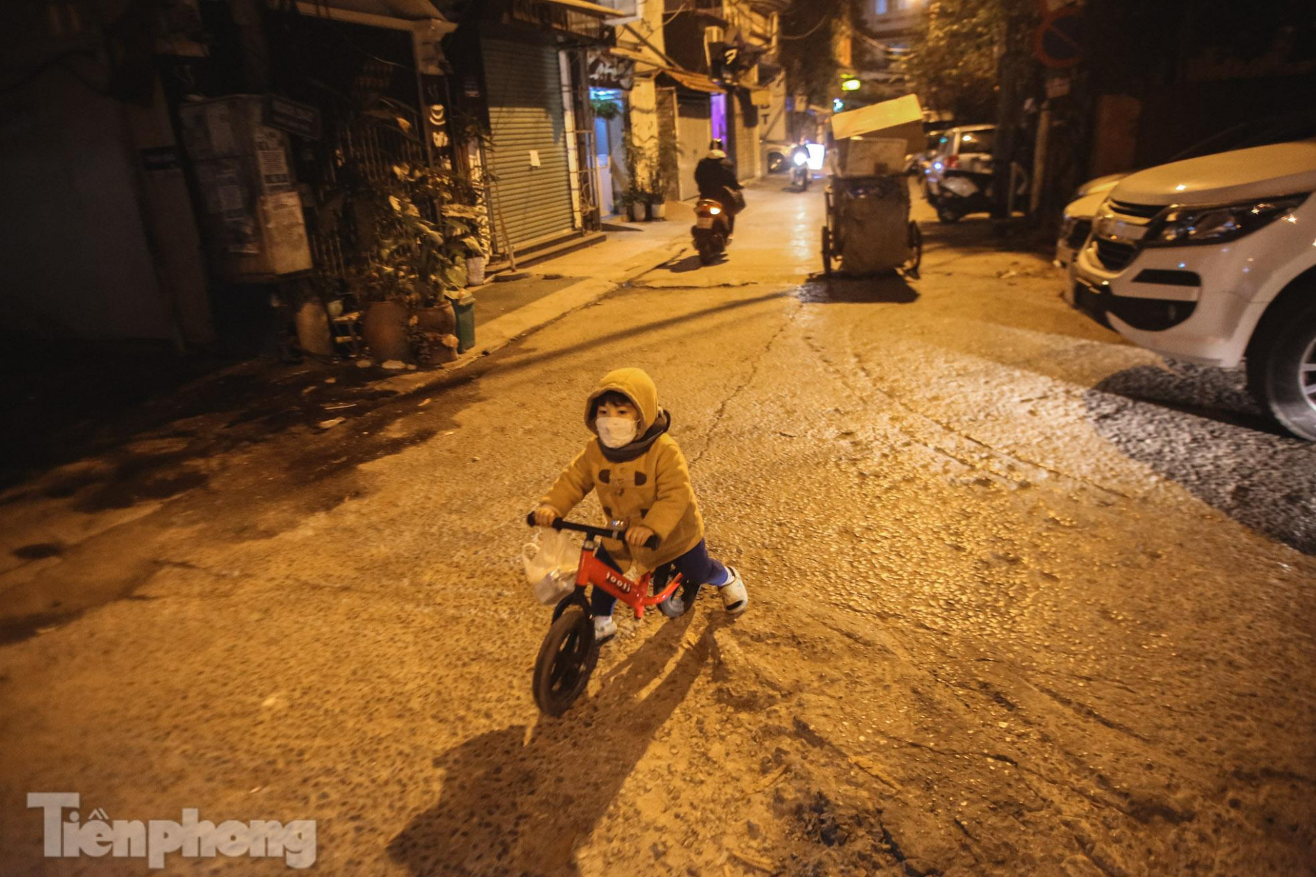 Bé trai 2 tuổi theo chân mẹ lao công đi gom rác trong đêm đông lạnh giá ảnh 13