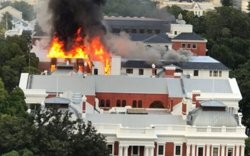 Toà nhà Quốc hội Nam Phi chìm trong lửa ngùn ngụt
