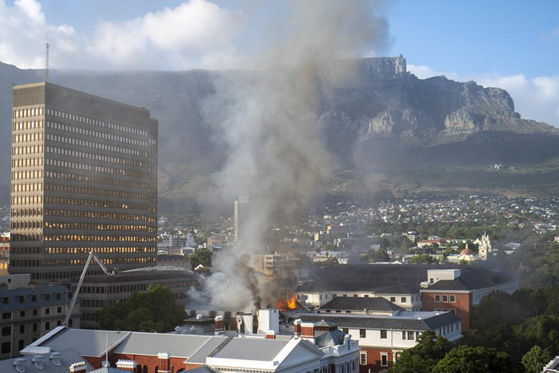 Toà nhà Quốc hội Nam Phi chìm trong lửa ngùn ngụt -0