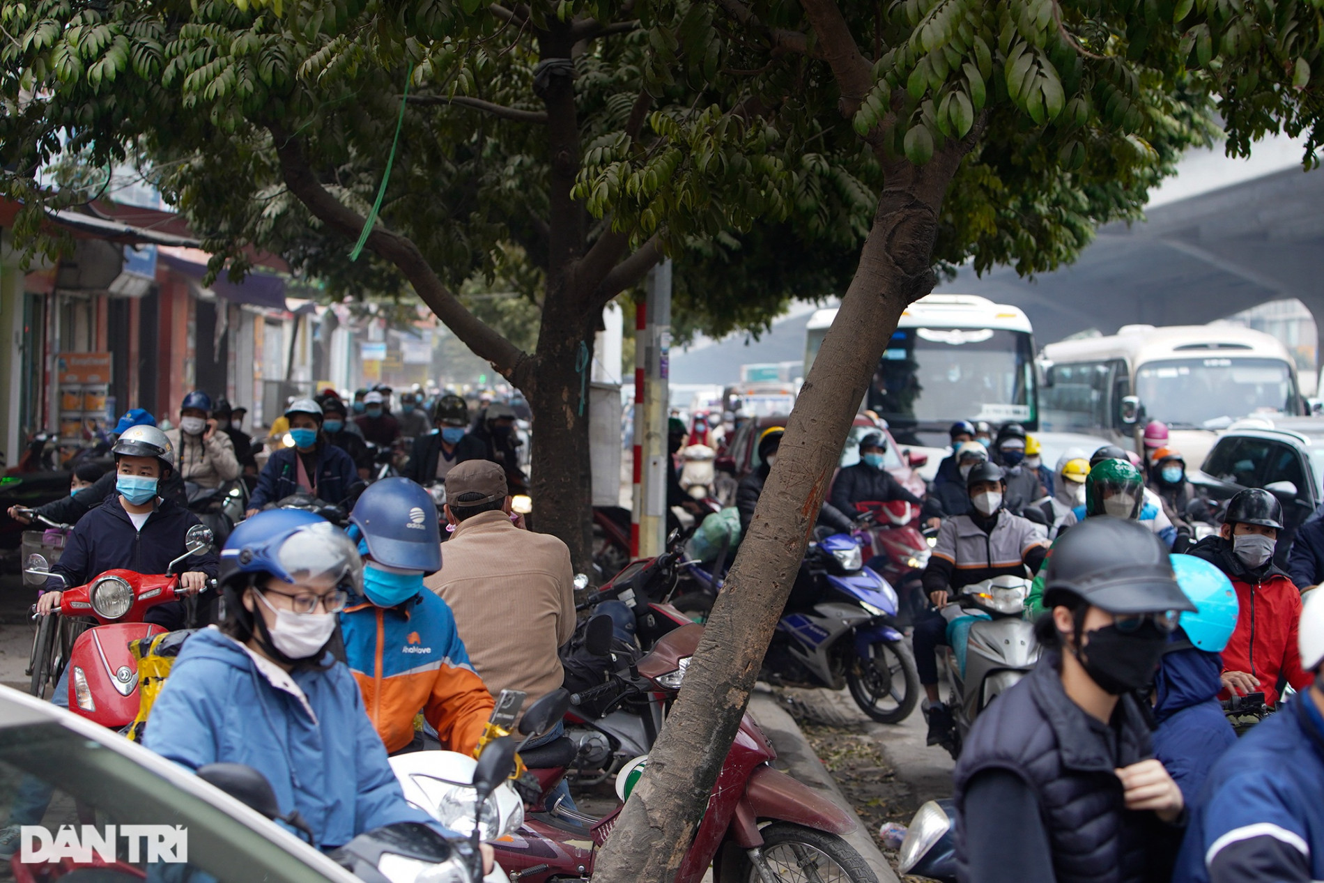 Đường vành đai 3 ùn tắc khi người dân đổ về Hà Nội trong ngày cuối nghỉ Tết - 6