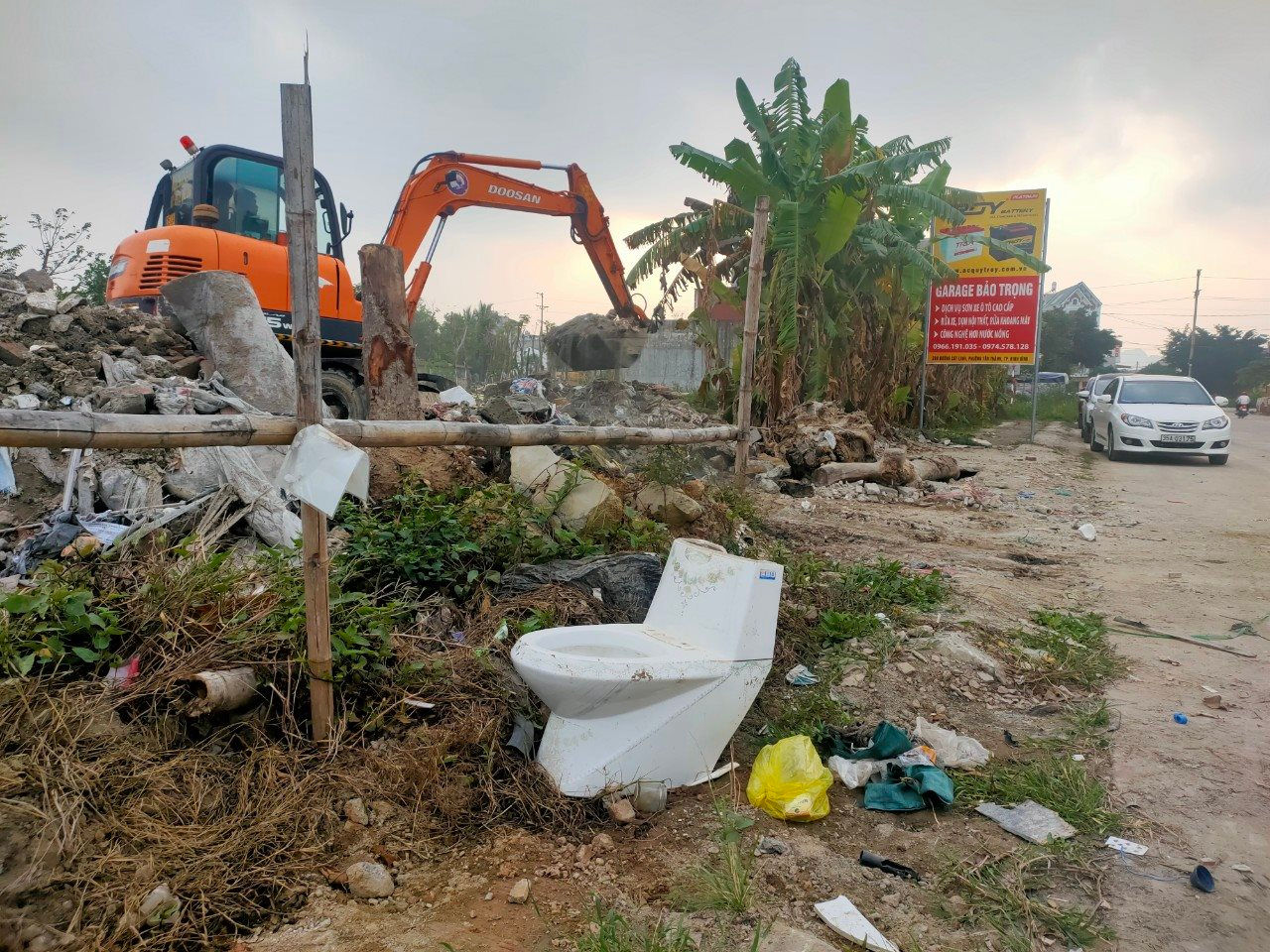 Ninh Bình: Dân bức xúc vì bãi tập kết phế thải xây dựng giữa lòng thành phố