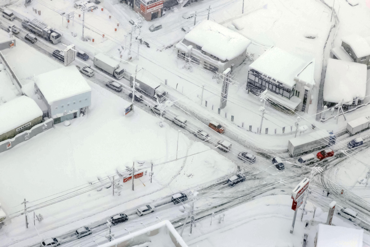 Hình ảnh tuyết rơi trắng xóa trung tâm Tokyo, nhiều nơi dày 5 cm - Ảnh 1.