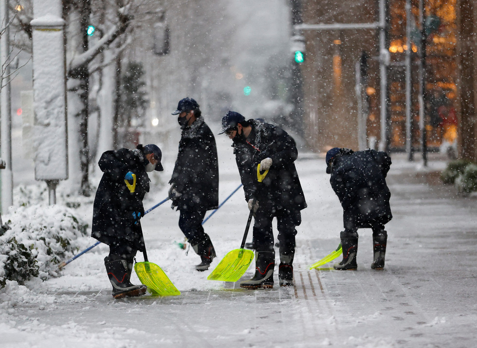 Hình ảnh tuyết rơi trắng xóa trung tâm Tokyo, nhiều nơi dày 5 cm - Ảnh 6.