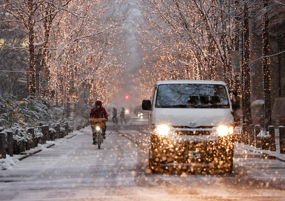 Hình ảnh tuyết rơi trắng xóa trung tâm Tokyo, nhiều nơi dày 5 cm - Ảnh 7.