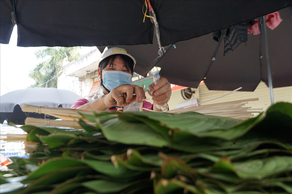 Chợ lá dong tại Trần Quý Cáp bán tất cả nguyên vật liệu để làm nên chiếc bánh chưng.
