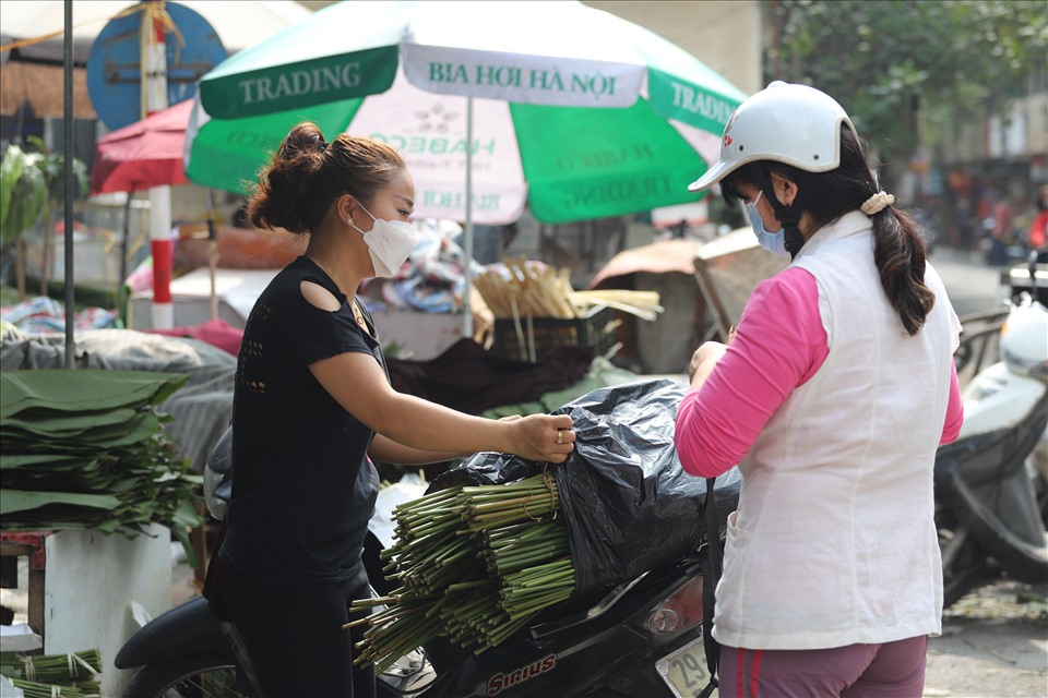 Chợ lá dong tại Trần Quý Cáp bán tất cả nguyên vật liệu để làm nên chiếc bánh chưng.