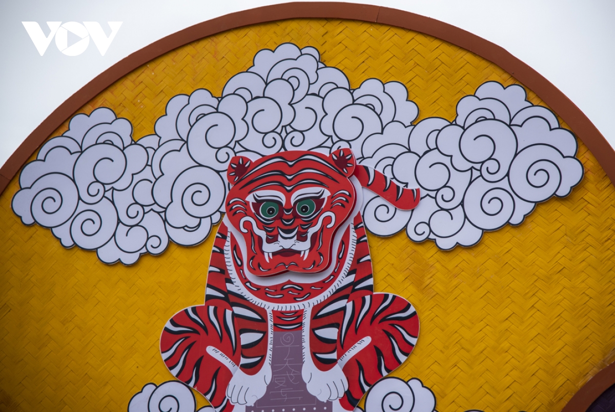 Biểu tượng hổ bên dòng sông Hương đón Xuân Nhâm Dần