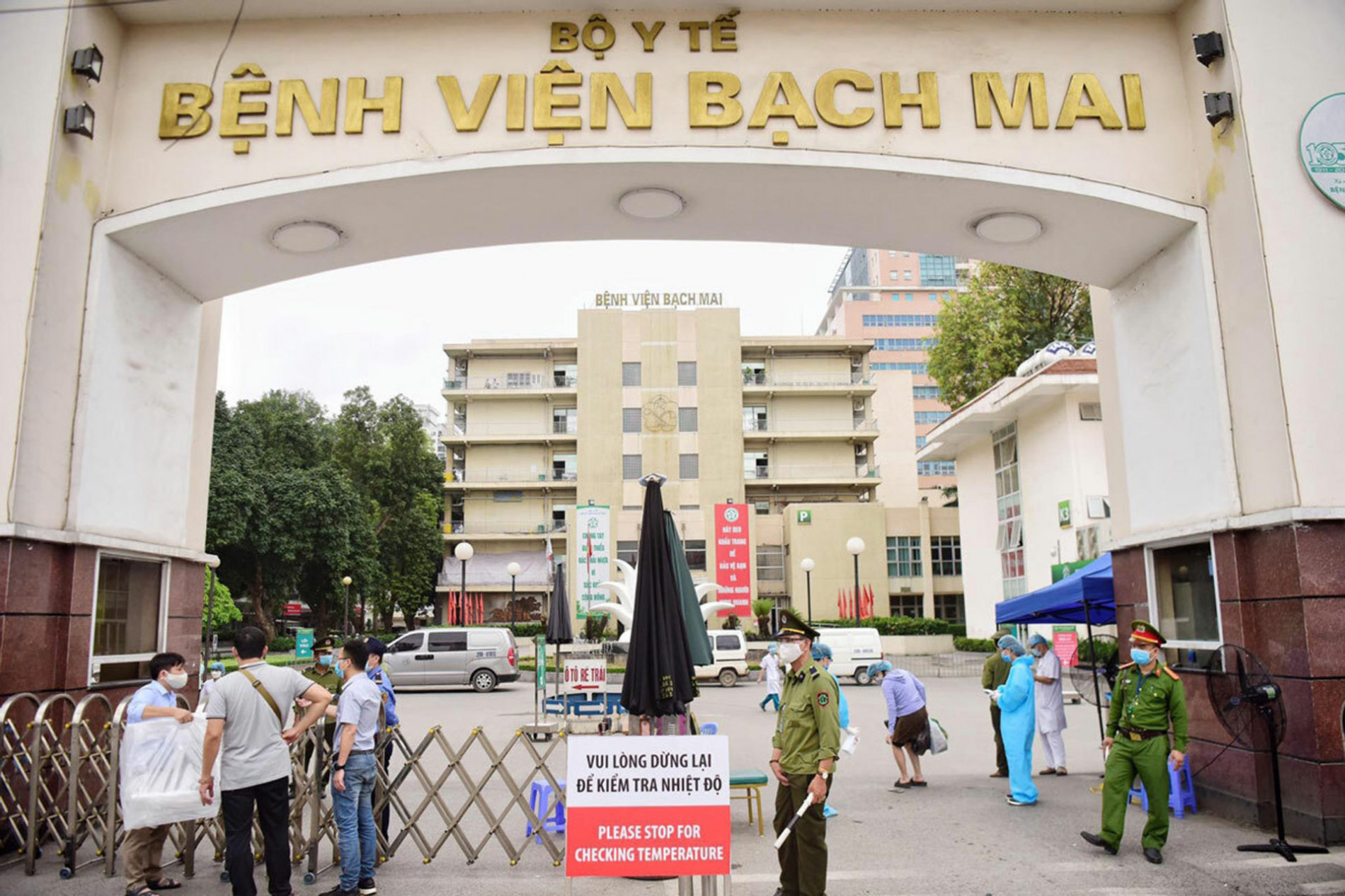 Nguyên Phó Giám đốc Bệnh viện Tim Hà Nội và hàng loạt cán bộ bị khai trừ khỏi Đảng, cảnh cáo - Ảnh 1.
