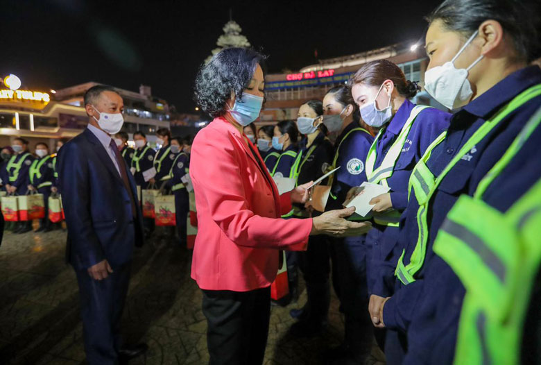 Đồng chí Trương Thị Mai - Ủy viên Bộ Chính trị, Bí thư Trung ương Đảng, Trưởng Ban Tổ chức Trung ương tặng quà cho các công nhân vệ sinh của Công ty Cổ phần Dịch vụ Đô thị Đà Lạt đêm giao thừa 