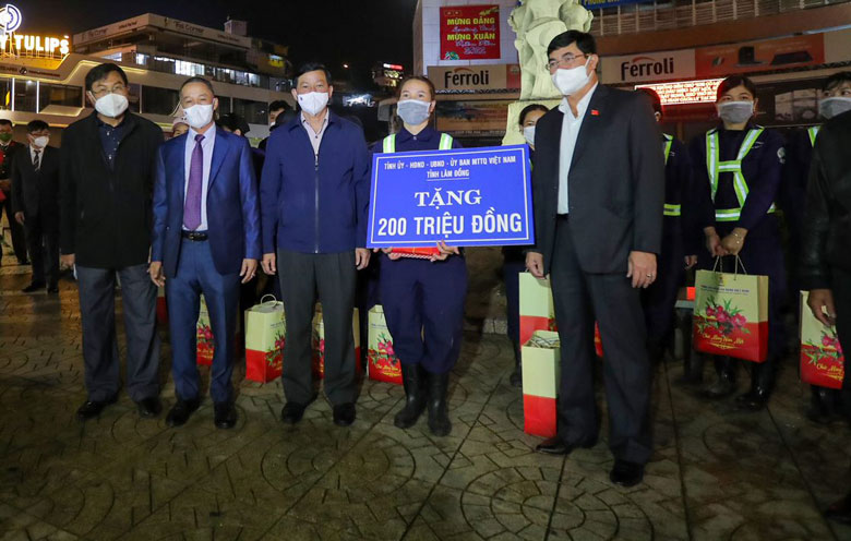 Lãnh đạo Tỉnh uỷ, HĐND, UBND, Ủy ban MTTQ Việt Nam tặng quà cho các công nhân vệ sinh của Công ty Cổ phần Dịch vụ Đô thị Đà Lạt 