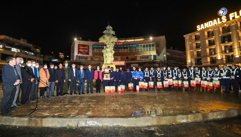 Trưởng ban Tổ chức Trung ương Trương Thị Mai và lãnh đạo tỉnh Lâm Đồng chụp hình lưu niệm với các công nhân