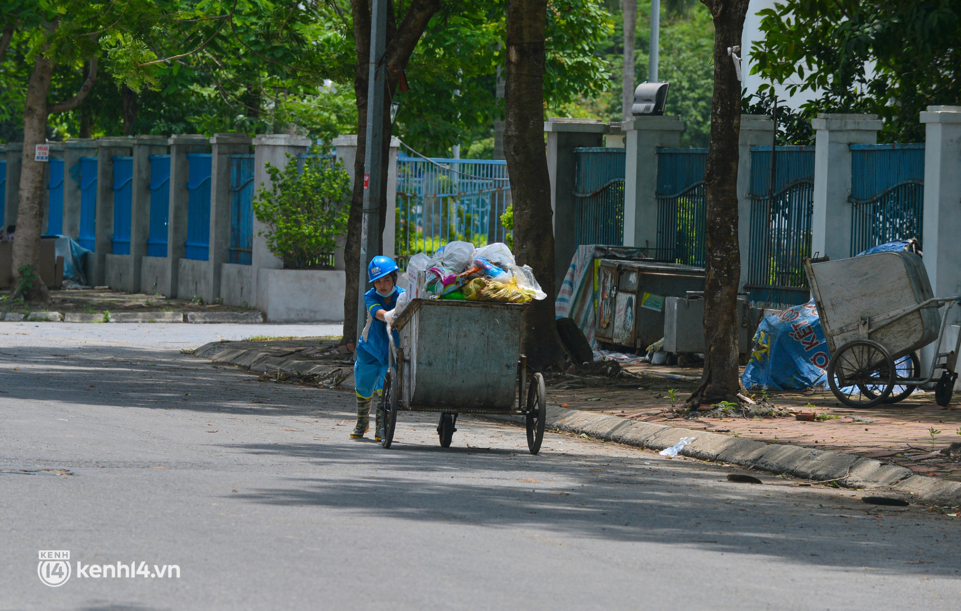 Nụ cười trở lại với những công nhân môi trường bị nợ lương ở Hà Nội: Đi làm vào ngày Tết được người dân chúc mừng, lì xì cũng hạnh phúc lắm - Ảnh 2.