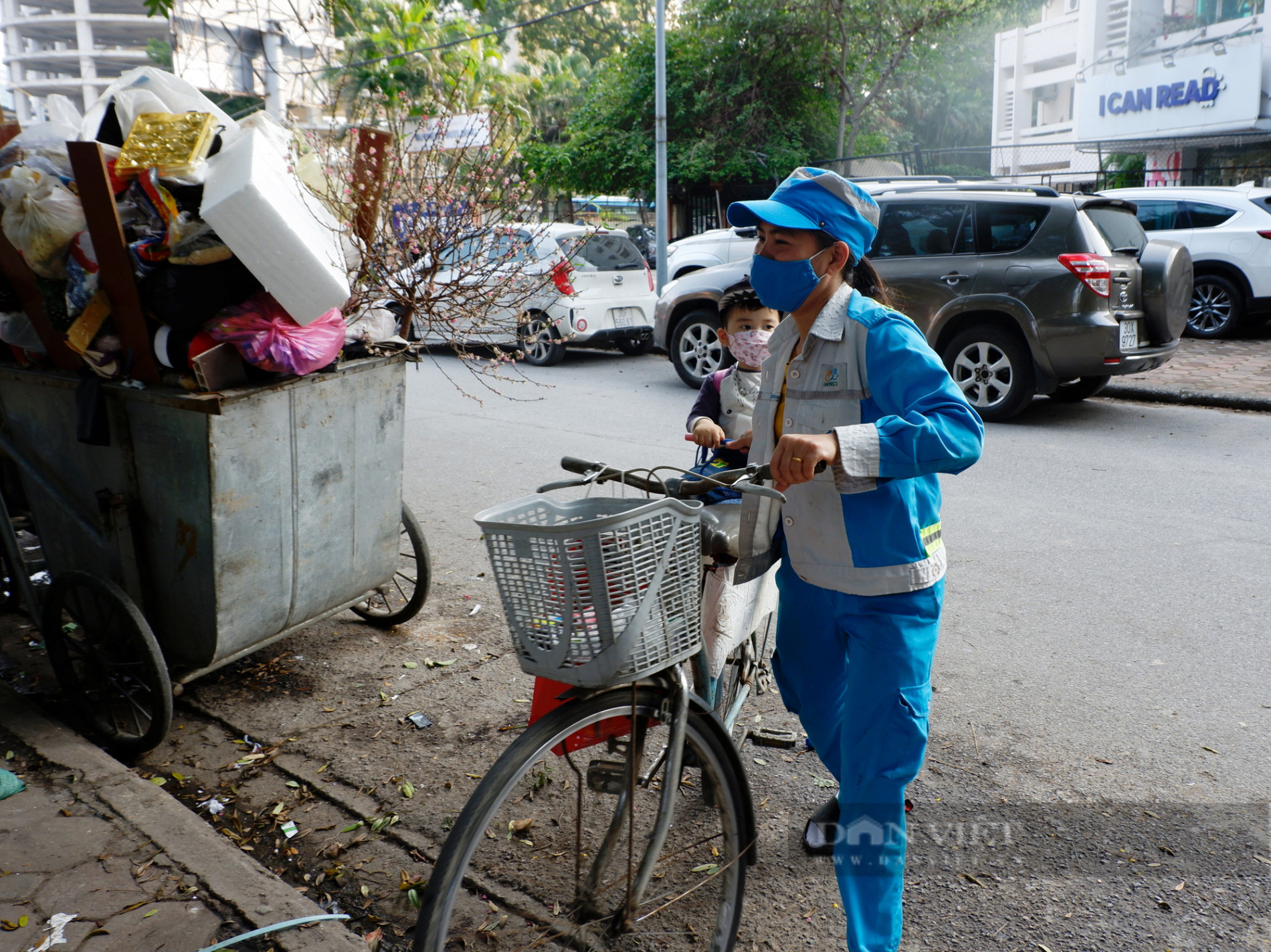 Tết đặc biệt, ấm áp của bé trai 2 tuổi theo chân mẹ thu dọn gom rác ở Hà Nội - Ảnh 1.