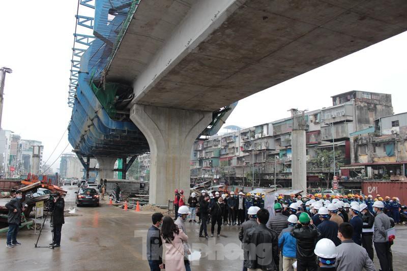 Chủ tịch Hà Nội kiểm tra công trường dự án giao thông đầu năm ảnh 7