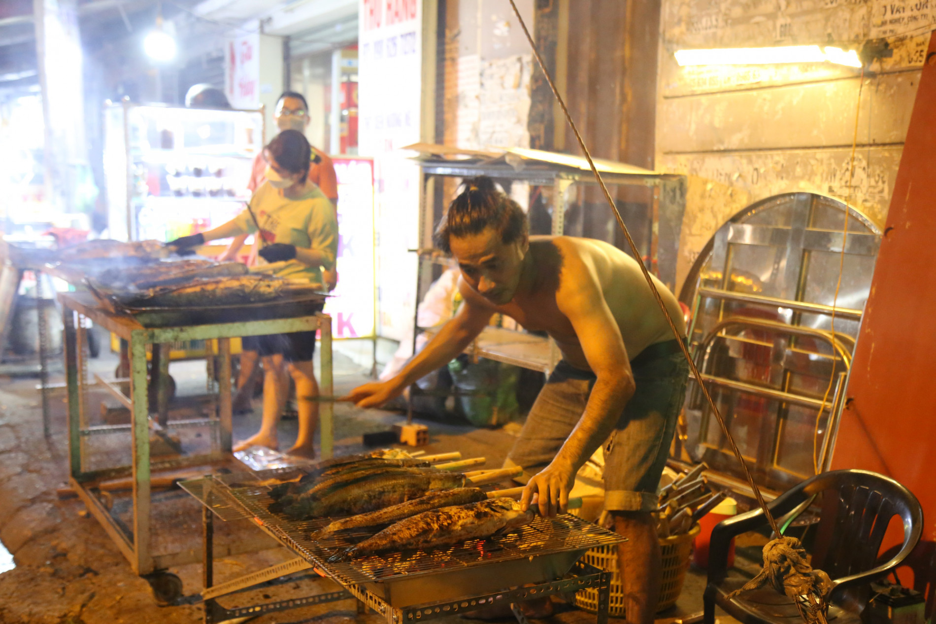 'Phố cá lóc nướng' đỏ lửa xuyên đêm nướng hàng nghìn con cá cho ngày vía Thần Tài - Ảnh 6.