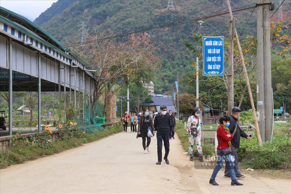 Ngày 11.2, PV có mặt tại huyện Mai Châu, ghi nhận tại đây lượng du khách đang tham quan nghỉ dưỡng lên đến hàng trăm người.