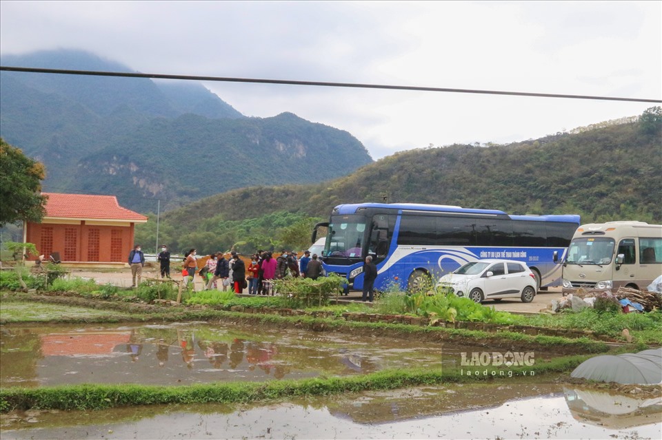 Huyện Mai Châu, tỉnh Hòa Bình là cửa ngõ của khu vực Tây Bắc lên các tỉnh Sơn La, Điện Biên,... là đầu mối giao thông có nhiều điểm du lịch nổi tiếng đối với du khách trong và ngoài nước.