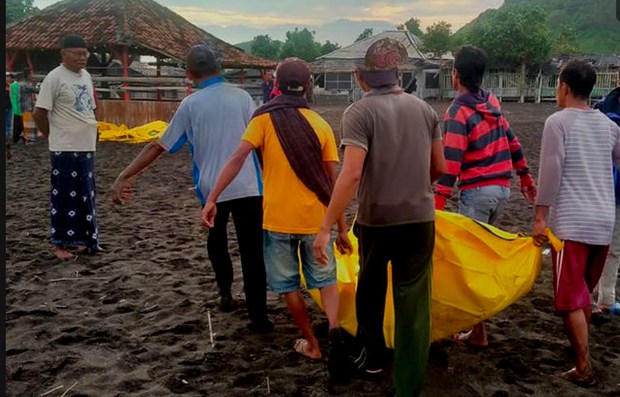 Indonesia: 10 nguoi thiet mang vi song bien cuon troi khi dang thien hinh anh 1