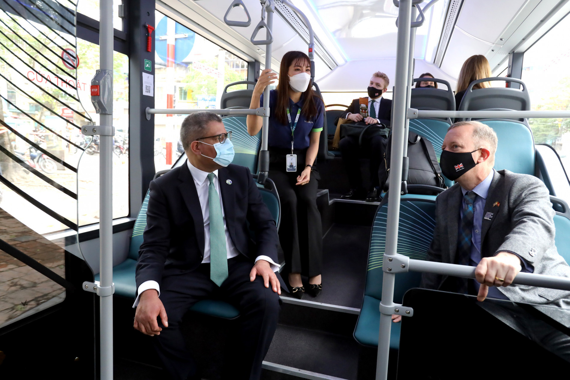 Bộ trưởng Chính phủ Anh, Chủ tịch COP26 đi xe buýt điện tại Hà Nội - Ảnh 1.