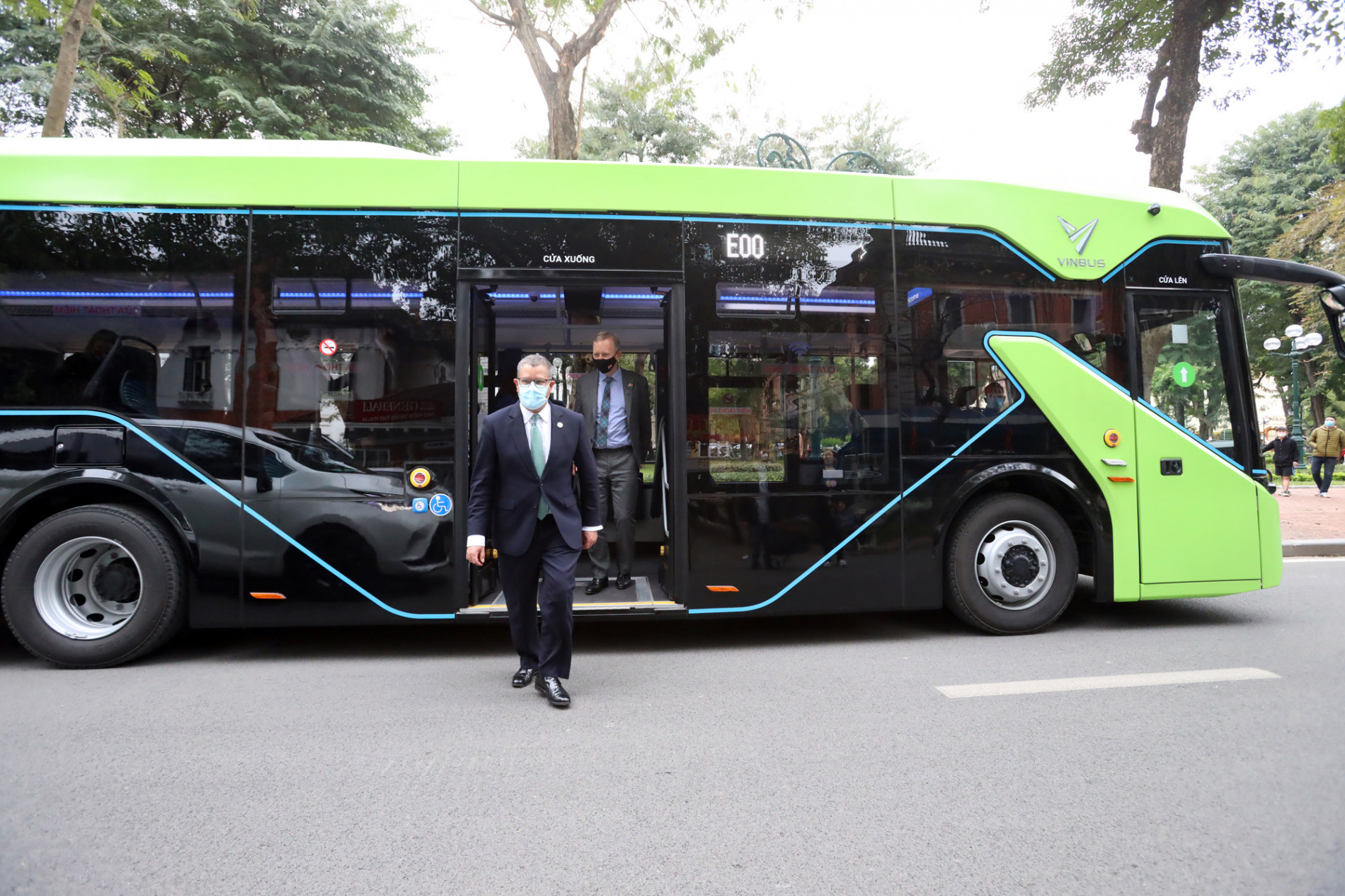 Bộ trưởng Chính phủ Anh, Chủ tịch COP26 đi xe buýt điện tại Hà Nội - Ảnh 2.