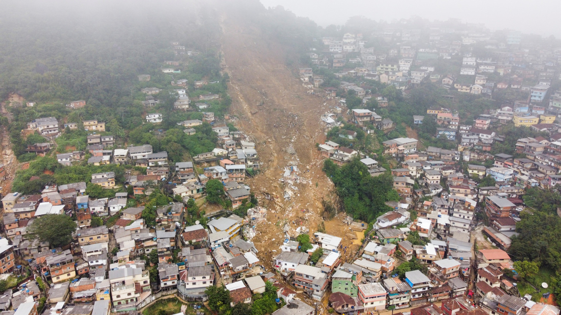 Lở đất kinh hoàng ở Brazil làm 94 người chết - 2