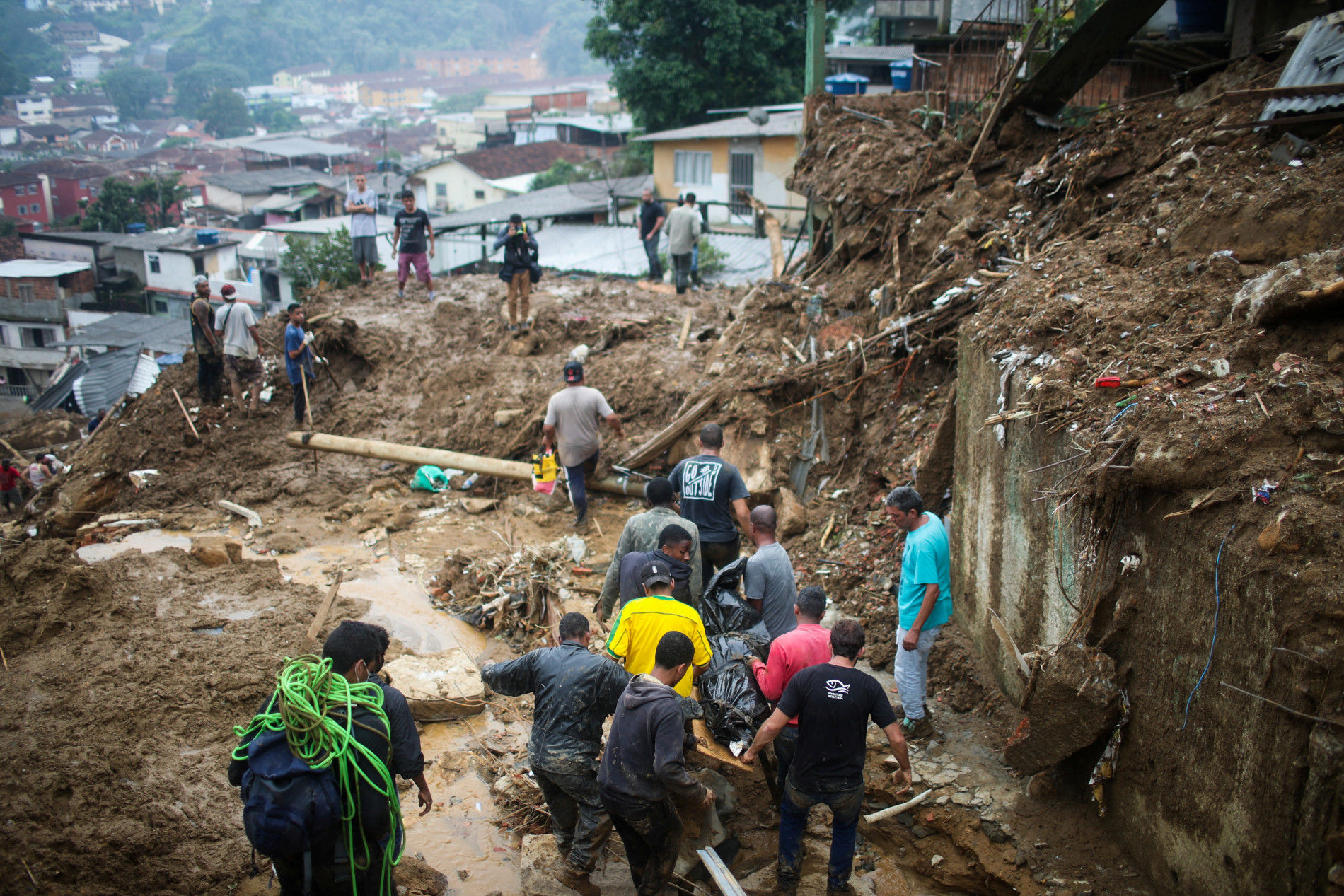 Lở đất kinh hoàng ở Brazil làm 94 người chết - 3