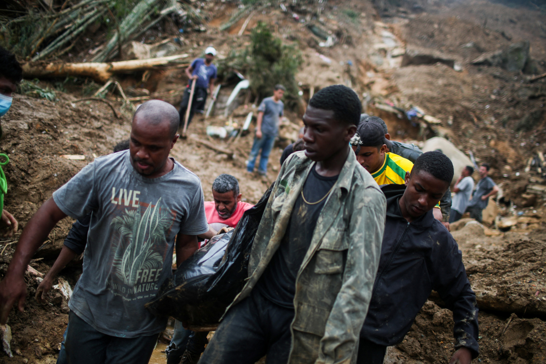 Lở đất kinh hoàng ở Brazil làm 94 người chết - 4