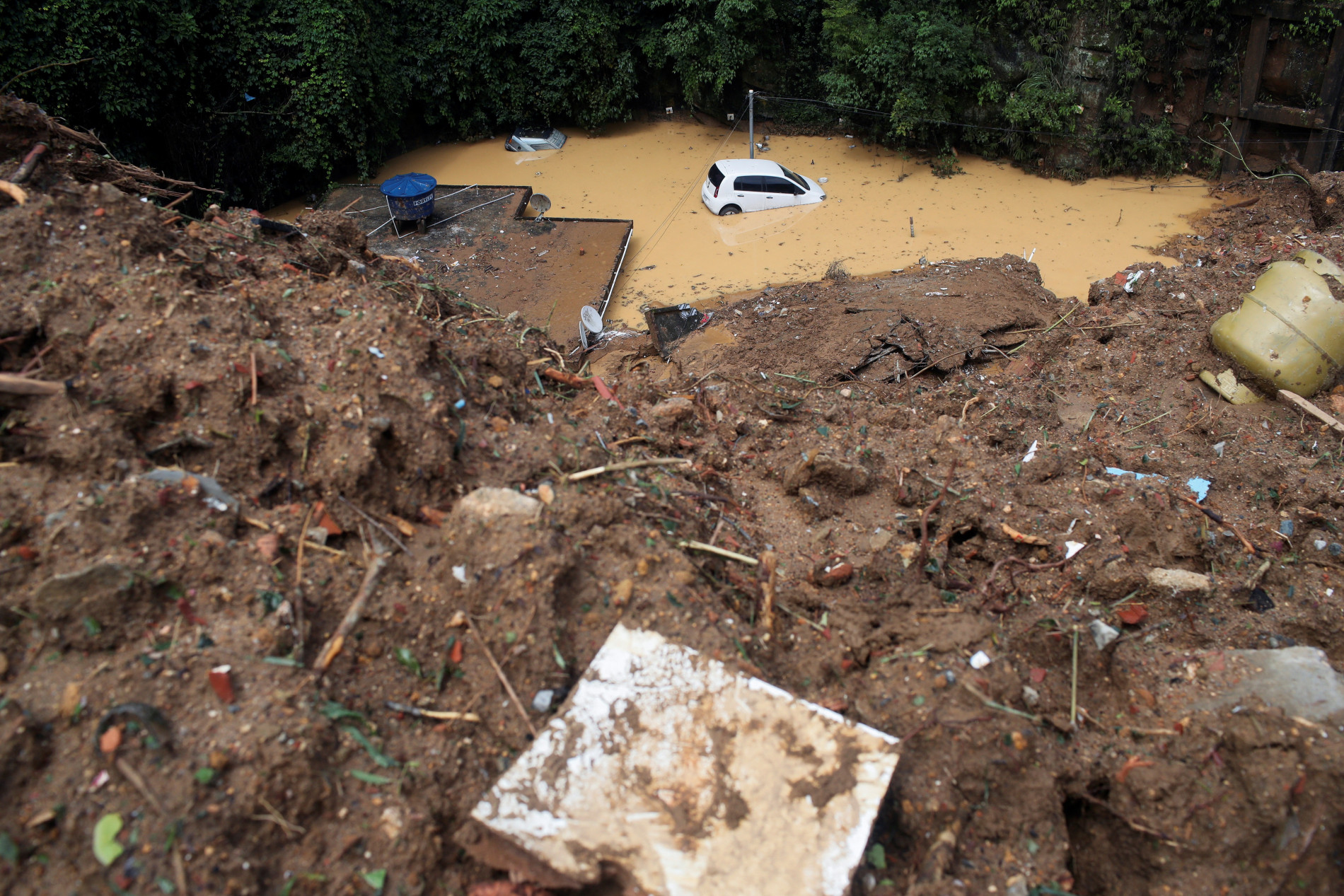 Lở đất kinh hoàng ở Brazil làm 94 người chết - 6