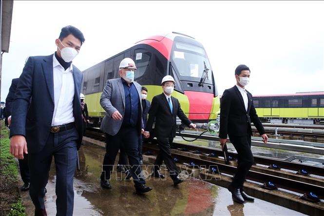 Phái đoàn EU thăm đường sắt Nhổn - Ga Hà Nội, Chủ tịch Hà Nội khẳng định sẽ khai thác đoạn trên cao cuối năm nay - Ảnh 1.