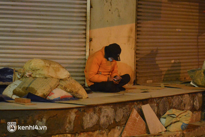 Xót xa cảnh người lao động mưu sinh giữa đêm rét kỷ lục 8 độ C ở Hà Nội: 'Mặc 4,5 bộ quần áo, trùm chăn kín mít nhưng chẳng ăn thua'