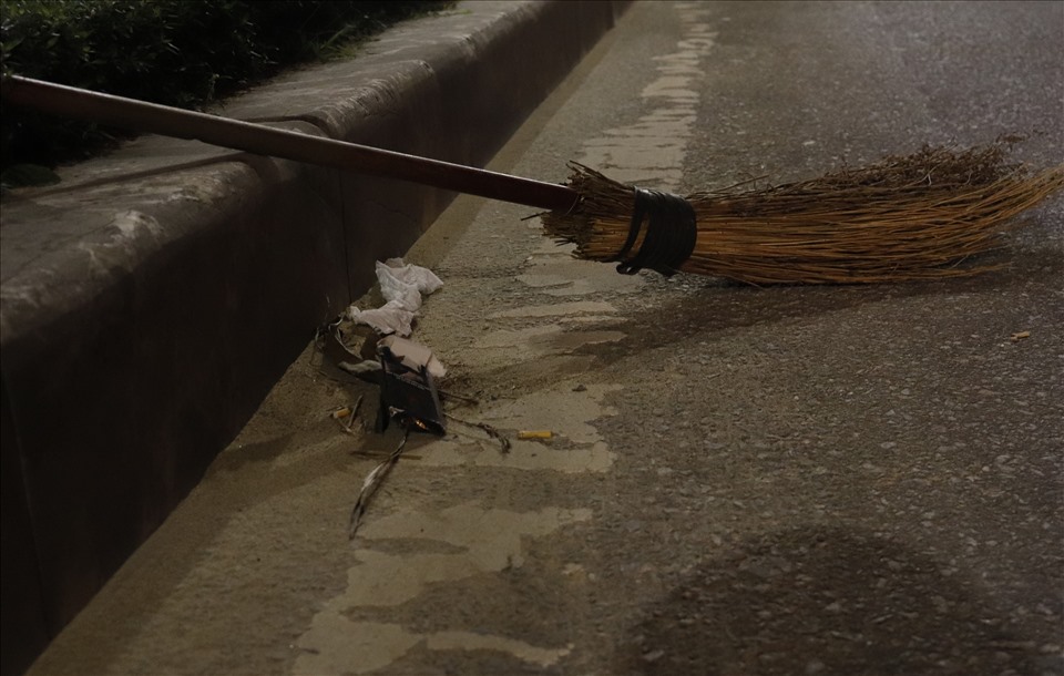 Chiếc chổi chuyên dụng để quét dọn đường phố, tùy vào thời gian làm việc, thông thường công việc sẽ kết thúc trước 12h đêm. Ảnh: H.L