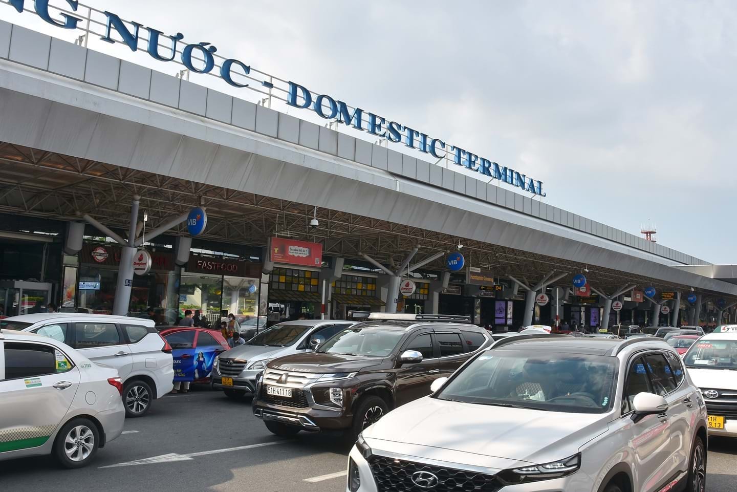 Xử lý nghiêm xe dù chèo kéo khách tại sân bay Tân Sơn Nhất