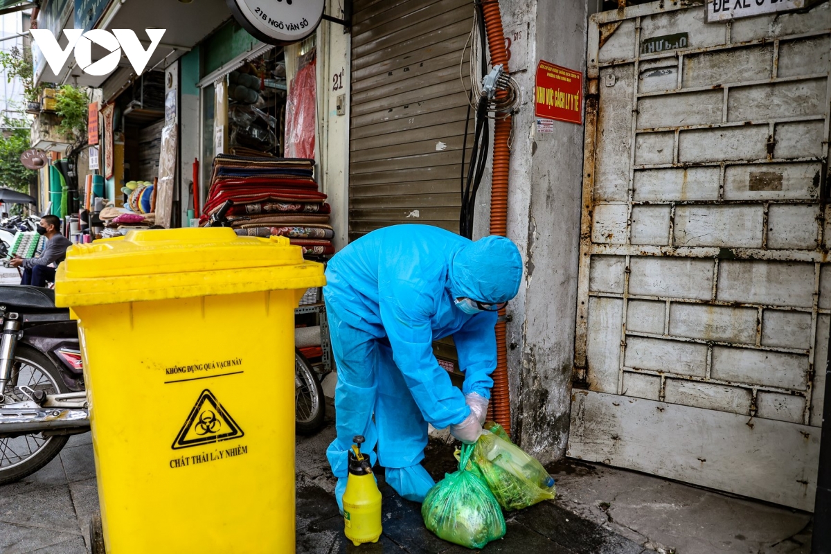 Theo chân công nhân môi trường thu gom rác thải của các F0 điều trị tại nhà