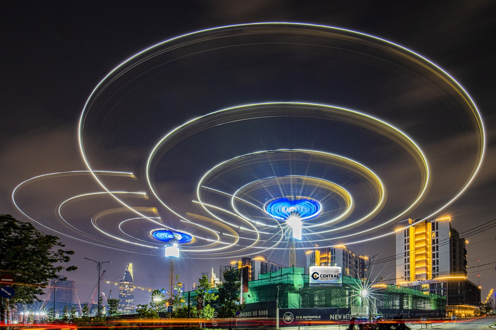 &quot;Sóng phát triển&quot; - ý tác giả muốn nói những vòng tròn như sóng WiFi tỏa khắp một thành phố phát triển. Ảnh chụp tại một công trình xây dựng dưới chân cầu Thủ Thiêm ở TP Thủ Đức - Ảnh: CAO THỊ THANH HÀ