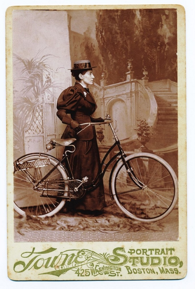 Annie và chiếc xe đạp Columbia đã đưa bà đi vòng quanh thế giới.